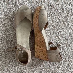 Toms NWOT Wedges - Size 8.5 Taupe Sandals